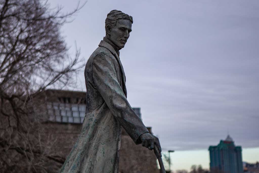 sculpture of Nikola Tesla